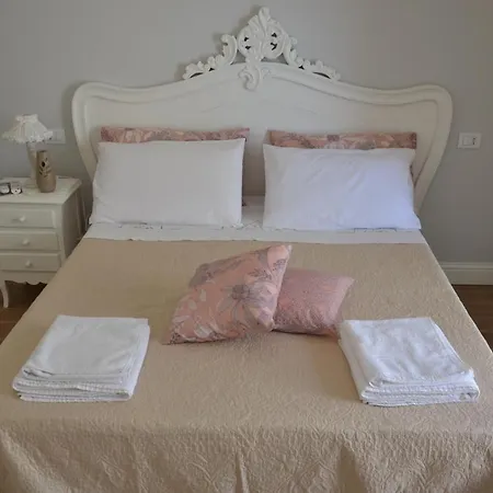 Coffee And فندق مبيت وإفطار بومبيي